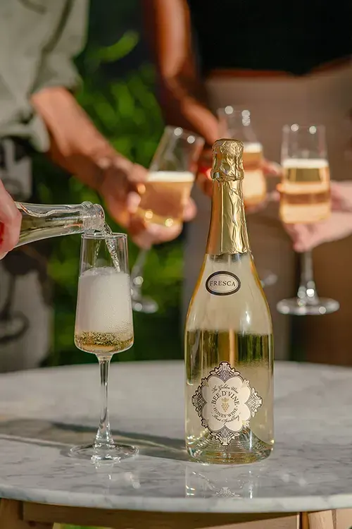 Bee d'Vine Brut "Fresca" Sparkling (Dry) Honey Wine served at the table