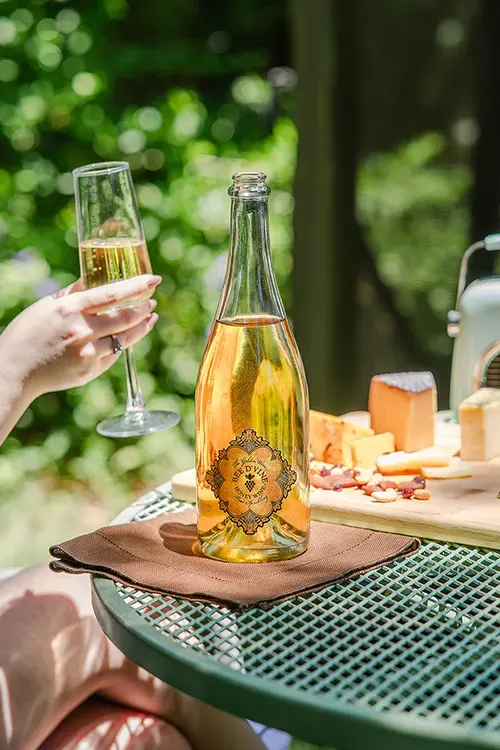 Bee d'Vine Brut Sparkling (Dry) Honey Wine served at the table